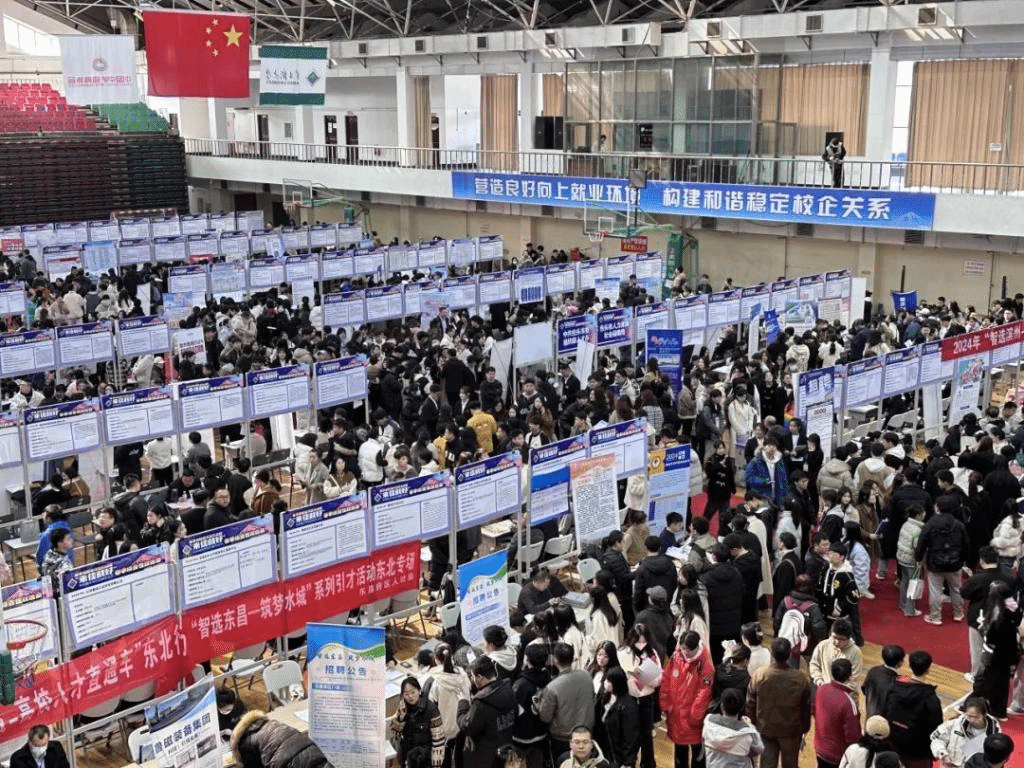 信息電子技術學院積極組織畢業生參加佳木斯大學2024屆春季綜合雙選會，助力學子對接江蘇信息技術咨詢服務產業